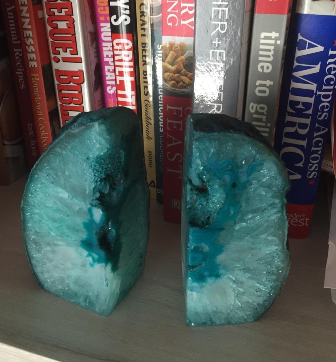 AMOYSTONE Teal Agate Geode Bookends, Unique Natural Crystal Book Holder 2-3 LBS with Rubber Bumpers, Sujetalibros for Small Books and Kitchen Cookbooks, Stylish and Functional