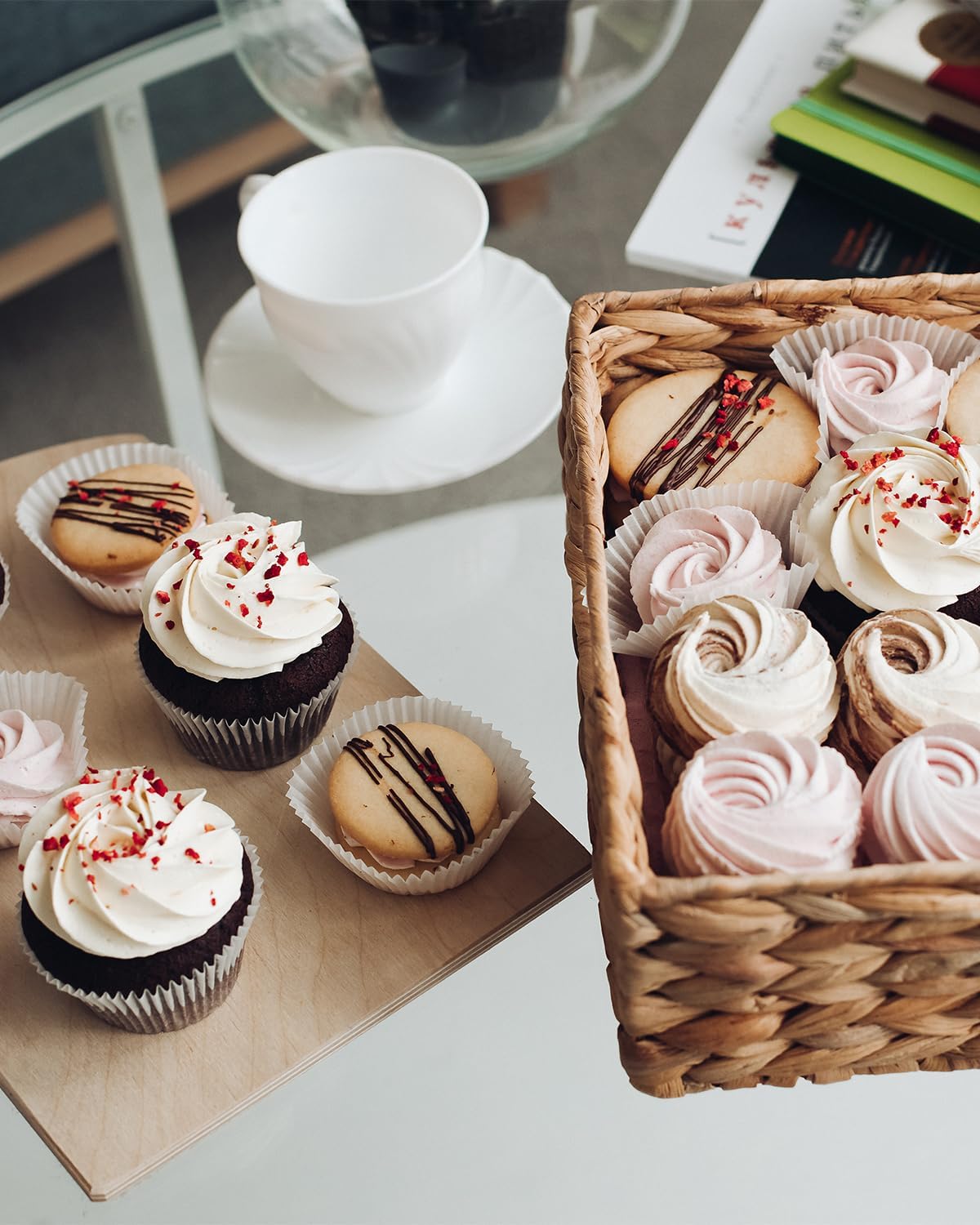 qiqee 1000pcs White Cupcake Liners Muffin Linner No Smell, Food Grade Baking Cups(Standard Size)