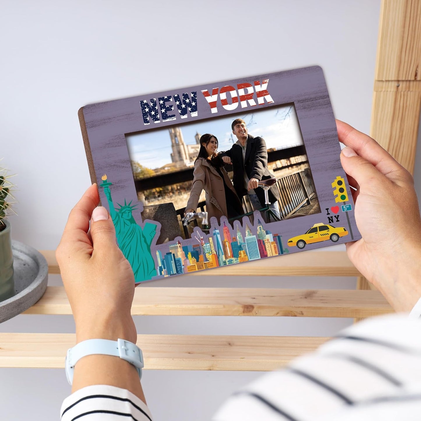 New York Travel Picture Frame, 5 x 8 New York Themed Wooden Photo Frame with Stand, Vacation Anniversary Honeymoon Gifts For Friend Family Couples, Home Office Desk Decorations-A16
