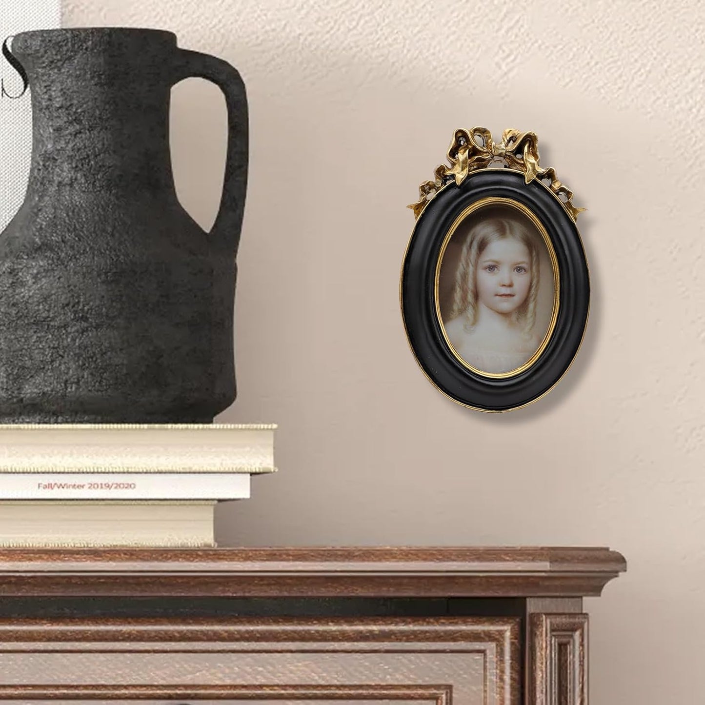 SYLVIA'S SHOP 2.5x3.5 Small Vintage Oval Picture Frame, Mini Antique Ornate Photo Frame, for Tabletop and Wall Display, Retro Home Decor, Old Fashioned Photo Gallery Art, Black and Gold