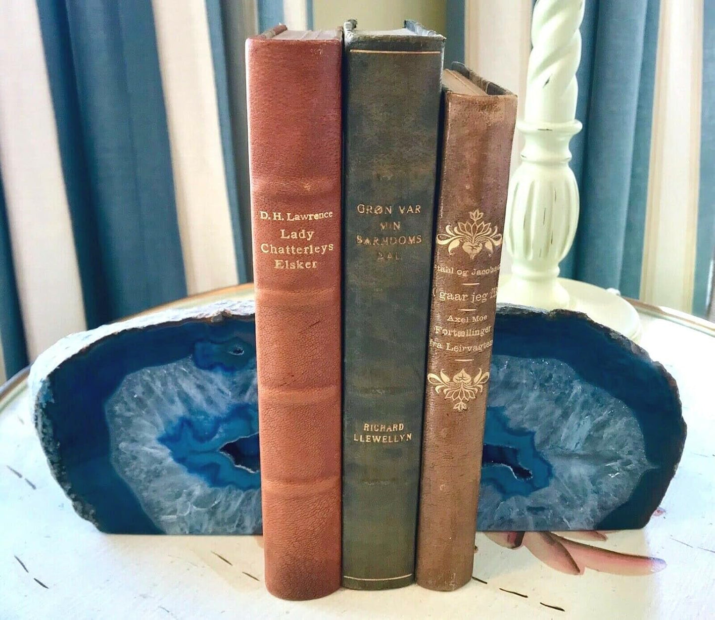 AMOYSTONE Blue Agate Stone Bookends, Decorative Book Holder for Office and Home Shelves, 3-4 LBS Stylish and Functional Bookends,with Rubber Bumpers