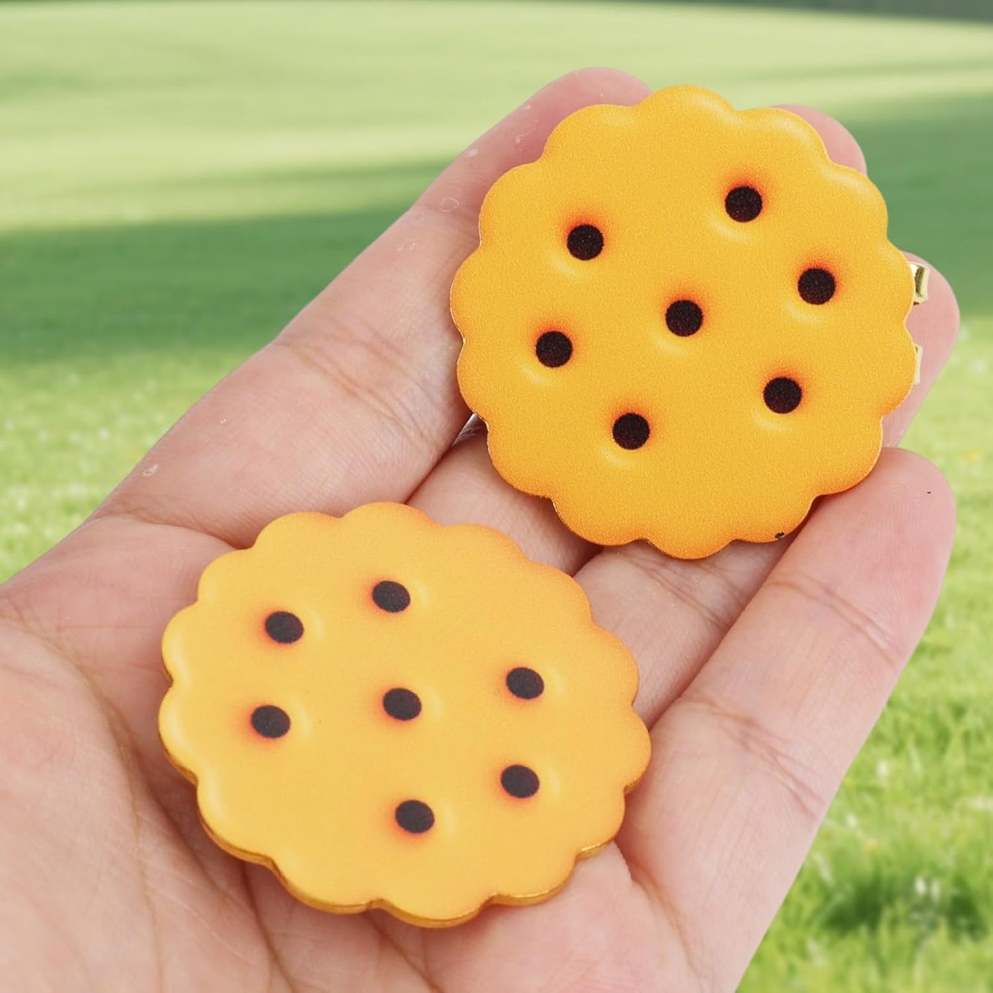 2pcs Magnetic Golf Ball Marker with Hat Clip, Funny Cute Cracker Shape Strong Magnetic Magnet Golf Ball Marker Accessories for Putting Green Women Men Golfers Gloves Bag Cap