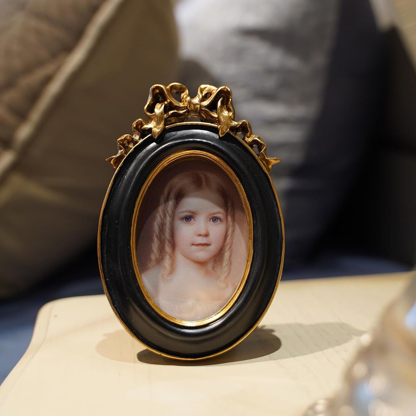 SYLVIA'S SHOP 2.5x3.5 Small Vintage Oval Picture Frame, Mini Antique Ornate Photo Frame, for Tabletop and Wall Display, Retro Home Decor, Old Fashioned Photo Gallery Art, Black and Gold