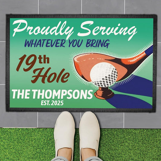 Personalized Golf Doormat – Retro 19th Hole Welcome Mat with Custom Family Name & Year – Proudly Serving Whatever You Bring – Vintage Golf Clubhouse Decor – Non-Slip Outdoor Entry Rug for Golf Lovers