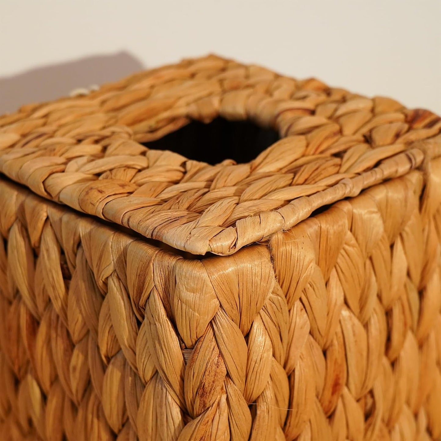 PINXIURY Tissue Box Cover Square Handwoven Rattan Tissue Box Holder, Natural Handmade, Boho Decorative Handcrafted Square Facial Tissue Holder with Lid, Rustic Decorative on Table and Bathroom, Office