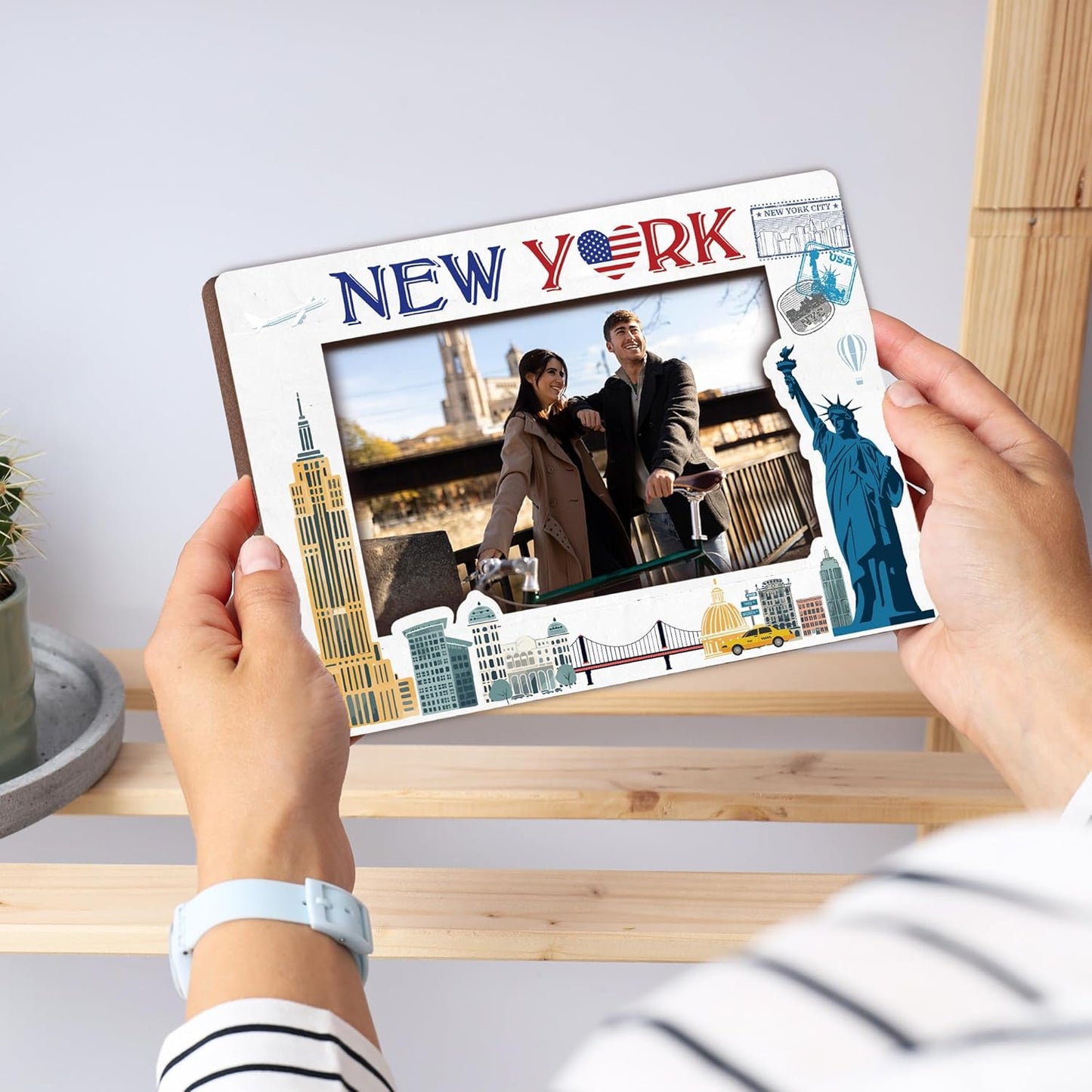 New York Travel Picture Frame, 5 x 8 New York Themed Wooden Photo Frame with Stand, Vacation Anniversary Honeymoon Gifts For Friend Family Couples, Home Office Desk Decorations-A17