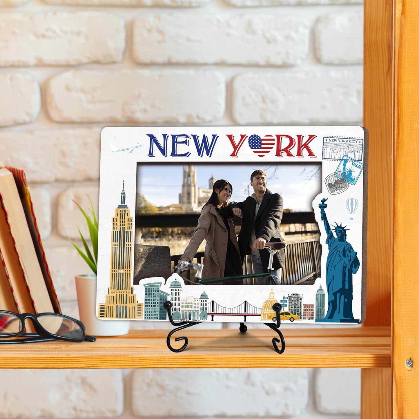 New York Travel Picture Frame, 5 x 8 New York Themed Wooden Photo Frame with Stand, Vacation Anniversary Honeymoon Gifts For Friend Family Couples, Home Office Desk Decorations-A17