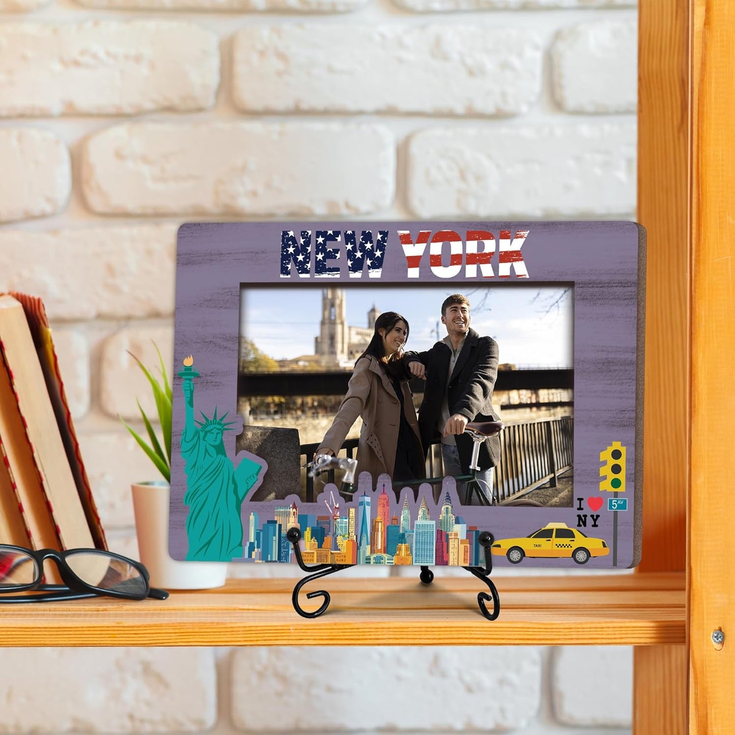 New York Travel Picture Frame, 5 x 8 New York Themed Wooden Photo Frame with Stand, Vacation Anniversary Honeymoon Gifts For Friend Family Couples, Home Office Desk Decorations-A16